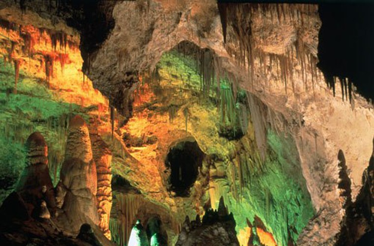 Hang động Carlsbad nằm ở công viên quốc gia Carlsbad Caverns trên dãy núi Guadalupe Mountains thuộc vùng đông nam bang New Mexico (Mỹ). Phải mất hàng triệu năm thì tạo hóa mới tạo ra kiệt tác hang động này.